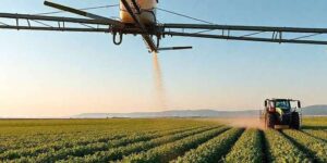 Un avión fumigando contra plagas un cultivo